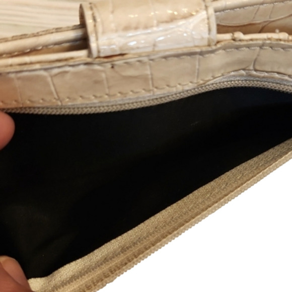 WOMENS Guess cream patent reptile skin wallet. - Picture 13 of 15